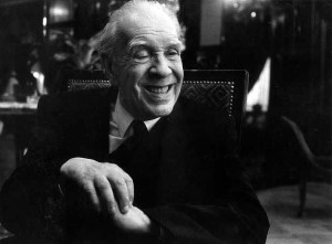 Foto a blanco y negro, Jorge Luis Borges sonriente